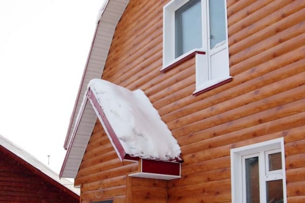 Уход за кровлей: как продлить срок службы металлочерепицы